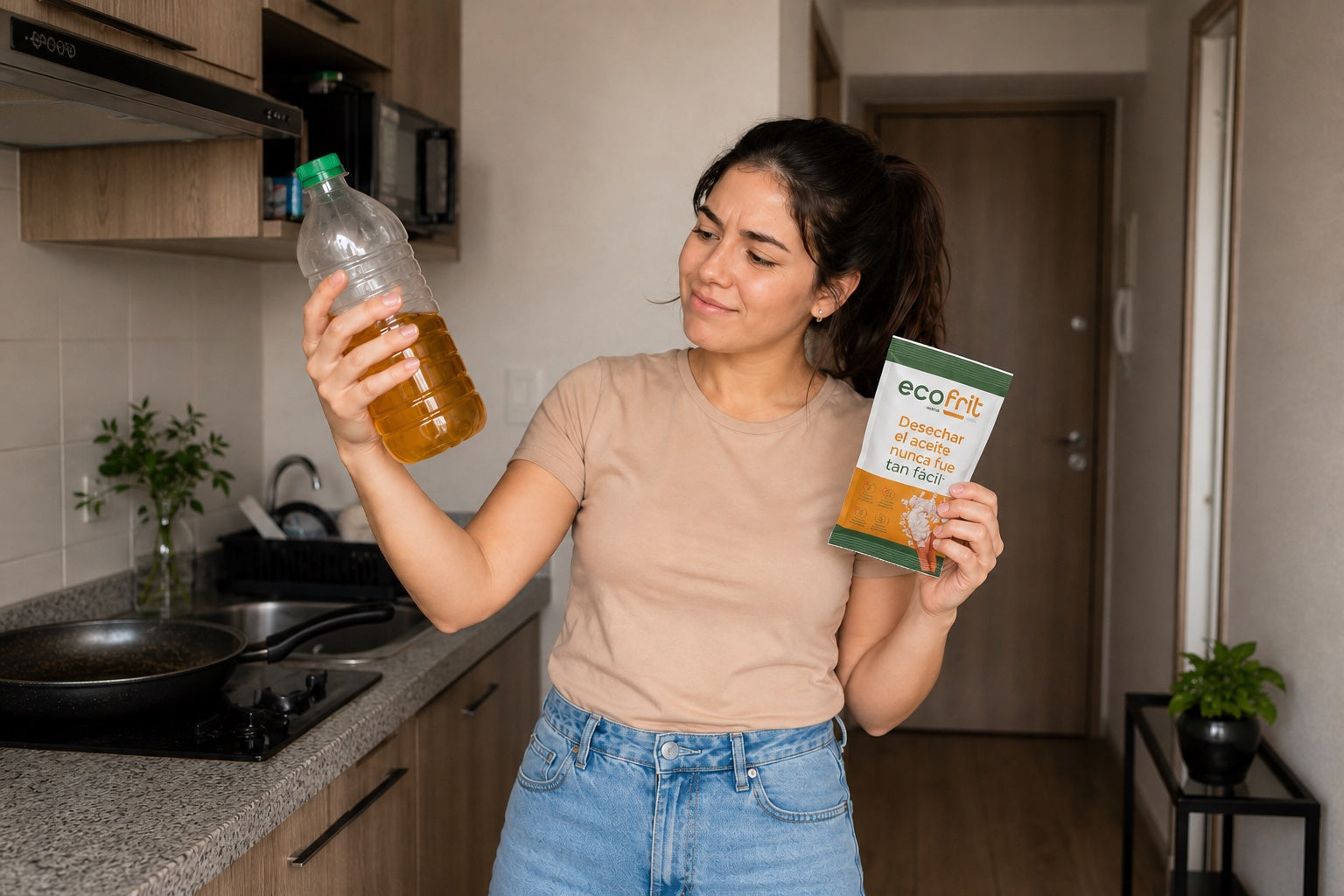 Mujer en su cocina con una botella de aceite usado y un sobre Ecofrit